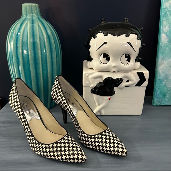 Michael Kors Shoes - EUC Michael Kors Sz 7M Calf Hair 3” Heels Pumps Black and White